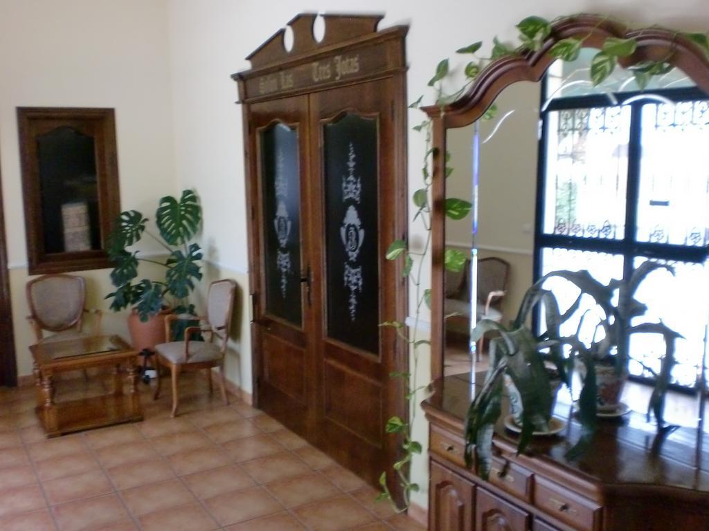 Hostal Las Tres Jotas Alcaracejos ภายนอก รูปภาพ